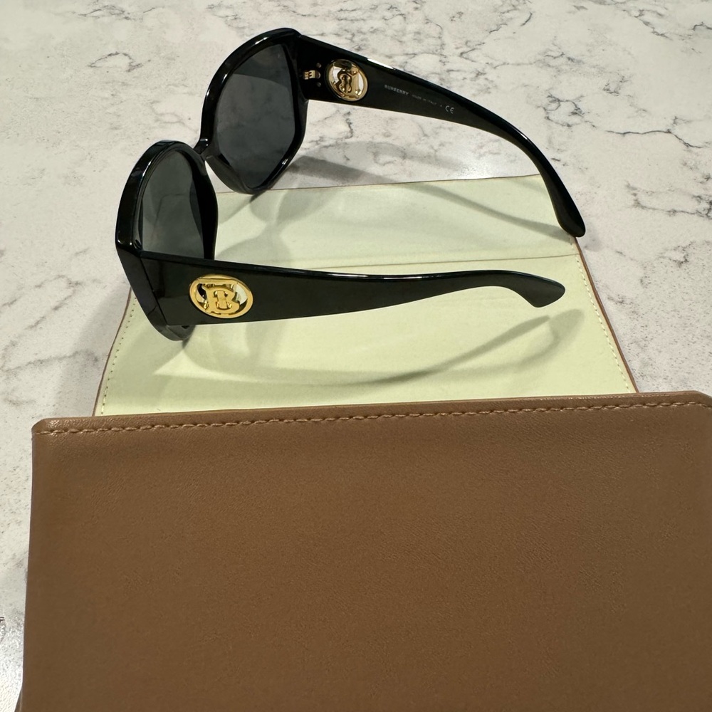Burberry Elegant Black Sunglasses - Picture 4 of 5